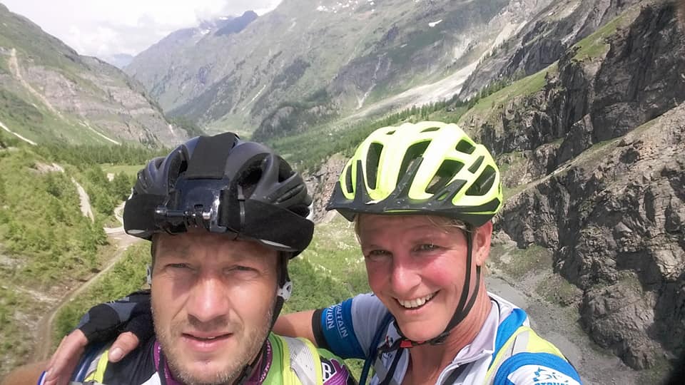Een foto van Iris en haar man Etienne op de fiets in de bergen.