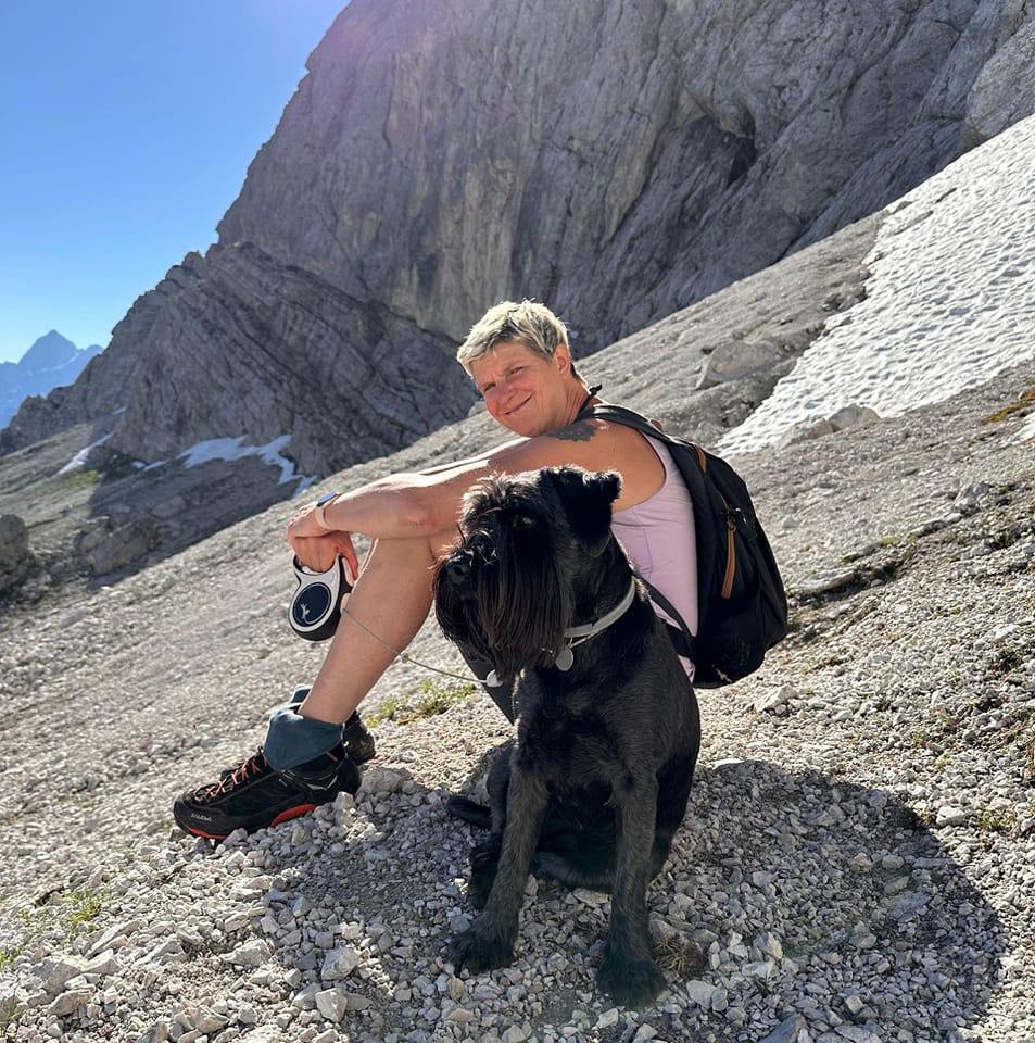 Een foto van Iris en haar hond Mika in de bergen.